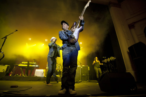 Michael-Franti-And-Spearhead-02