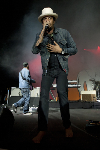 Michael-Franti-And-Spearhead-03