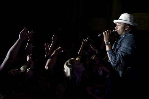 Michael-Franti-And-Spearhead-06