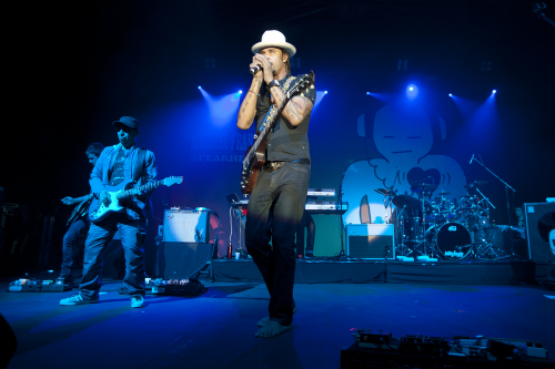 Michael-Franti-And-Spearhead-07