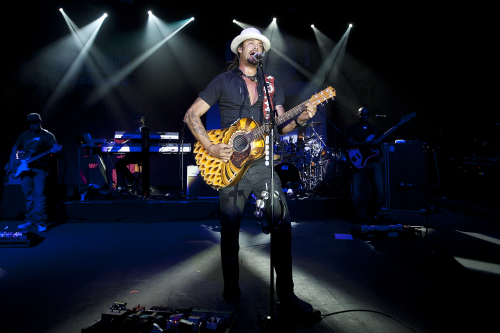 Michael-Franti-And-Spearhead-08