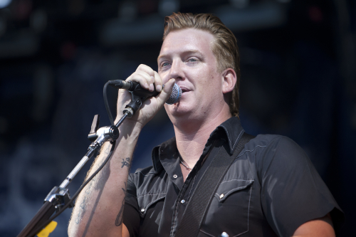 Queens-Of-The-Stone-Age-01