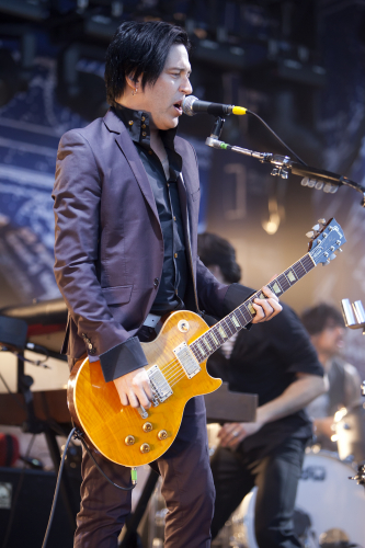 Queens-Of-The-Stone-Age-02