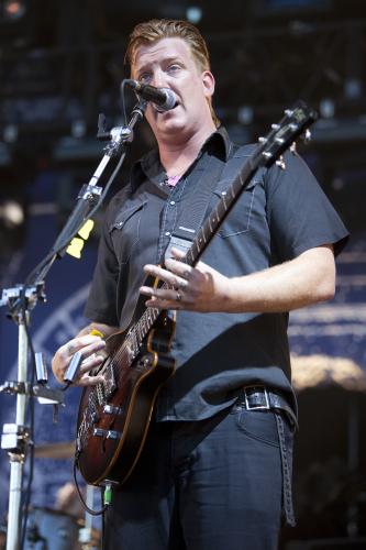 Queens-Of-The-Stone-Age-08