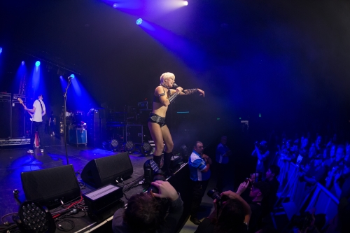 amyl and the sniffers the world is a vampire festival 15