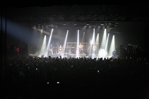 amyl and the sniffers the world is a vampire festival 22