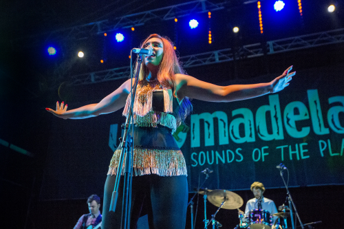 clairy-browne-the-bangin-rackettes-04