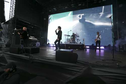 the kooks yours and owls 2025 04