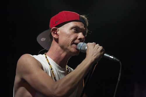 the red jumpsuit apparatus the manning bar 02